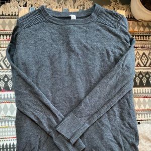 Lululemon sweater 🍋 size 6, gray 🖤 crosses/opens in back